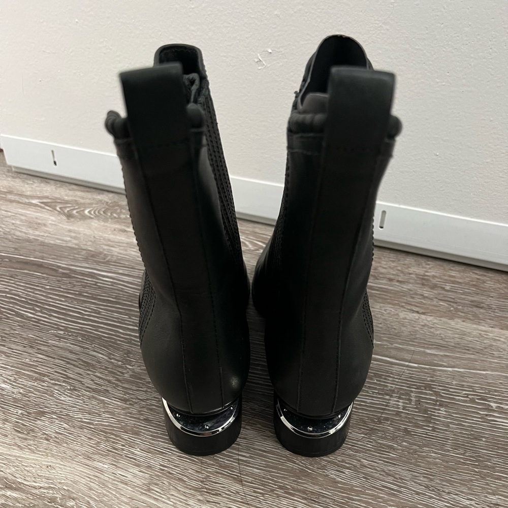 Almost New, Only Wore It Twice. Come With Origina… - image 3